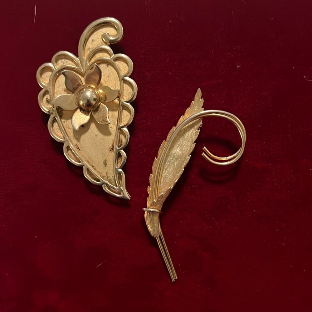 Two vintage Gold Brooches